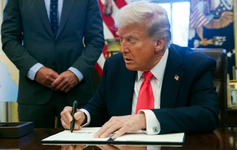 El 20 de enero, Trump firmó la orden ejecutiva para restringir la ciudadanía por nacimiento.
